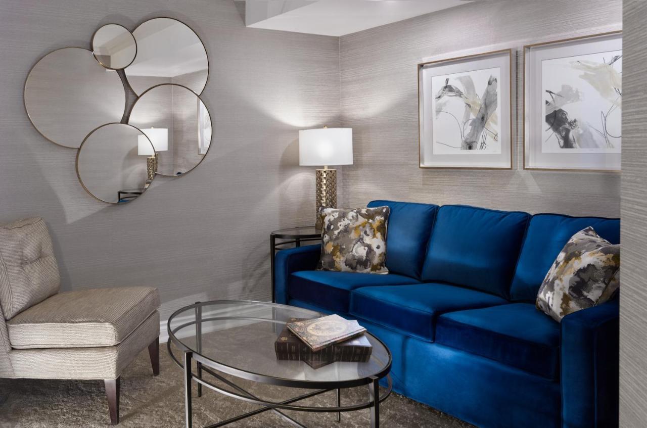 Доотель Стрешнево Водрей Джорион Экстерьер фото A living room with a blue sofa