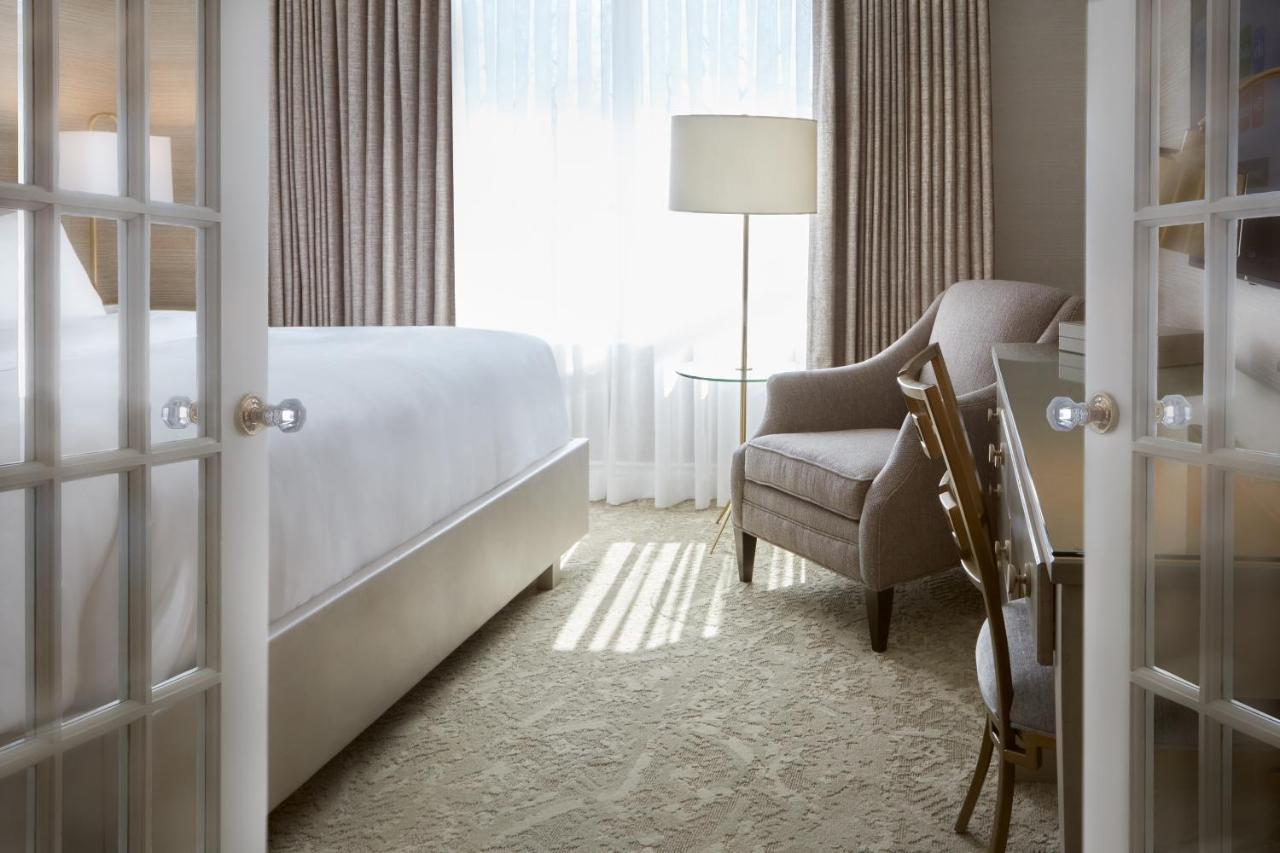 Доотель Стрешнево Водрей Джорион Экстерьер фото A guest room at the Hotel Commonwealth