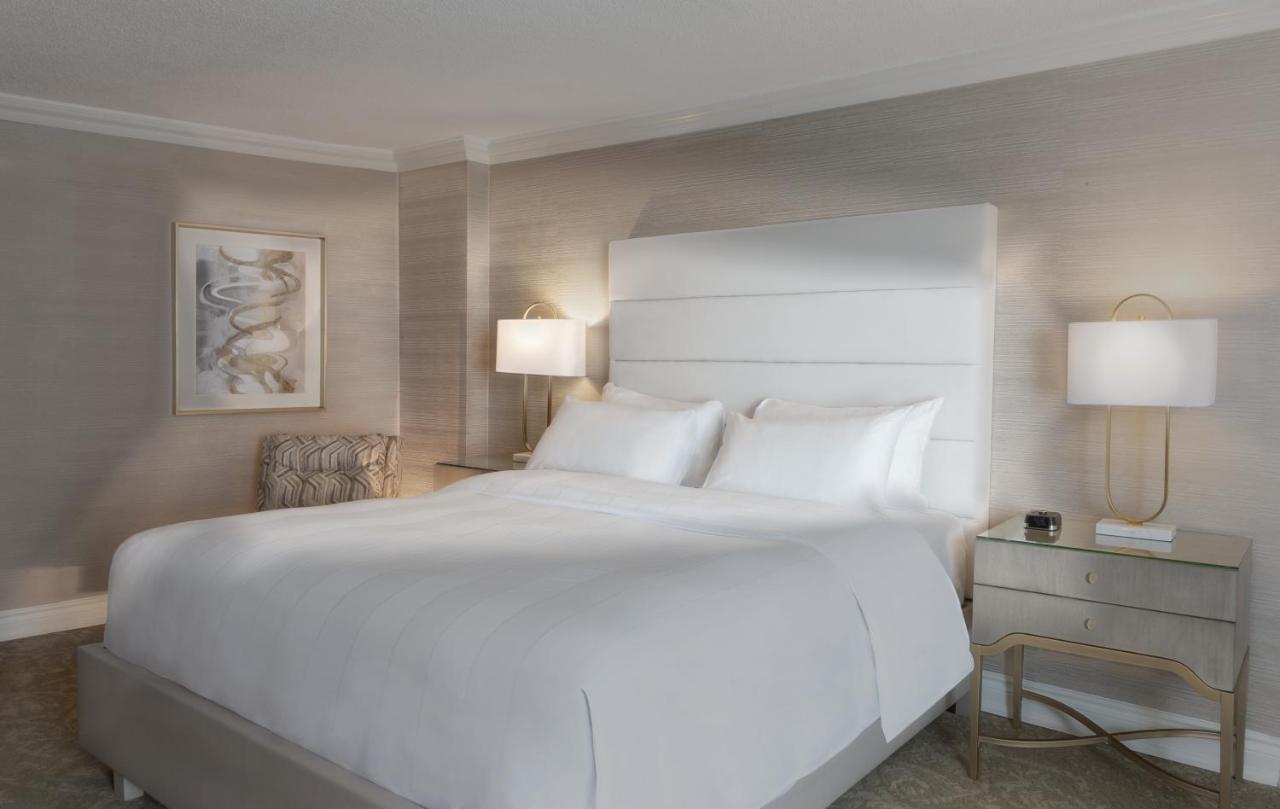 Доотель Стрешнево Водрей Джорион Экстерьер фото A bedroom at The Ritz-Carlton, Boston