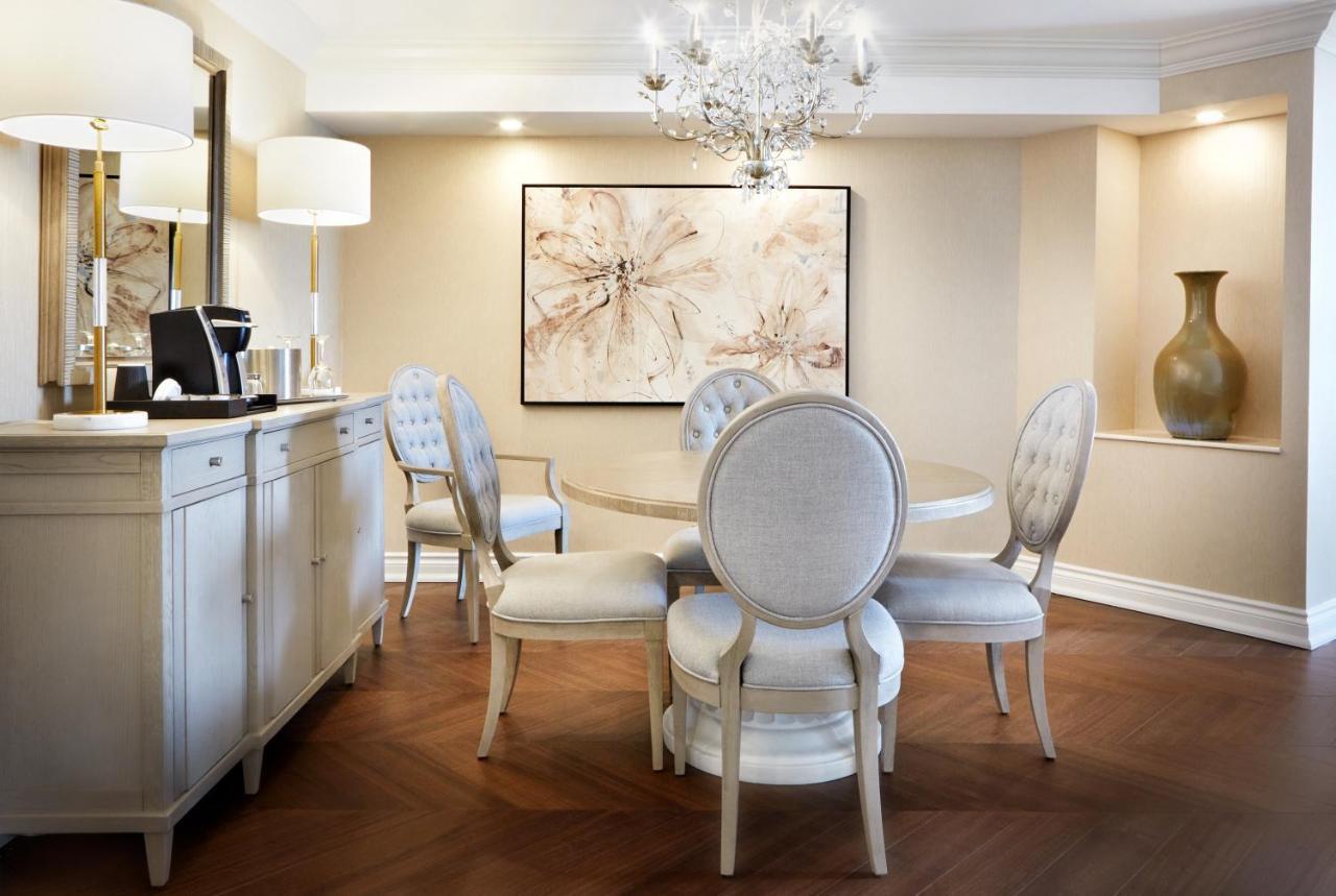 Доотель Стрешнево Водрей Джорион Экстерьер фото A dining room at The Ritz-Carlton, Boston