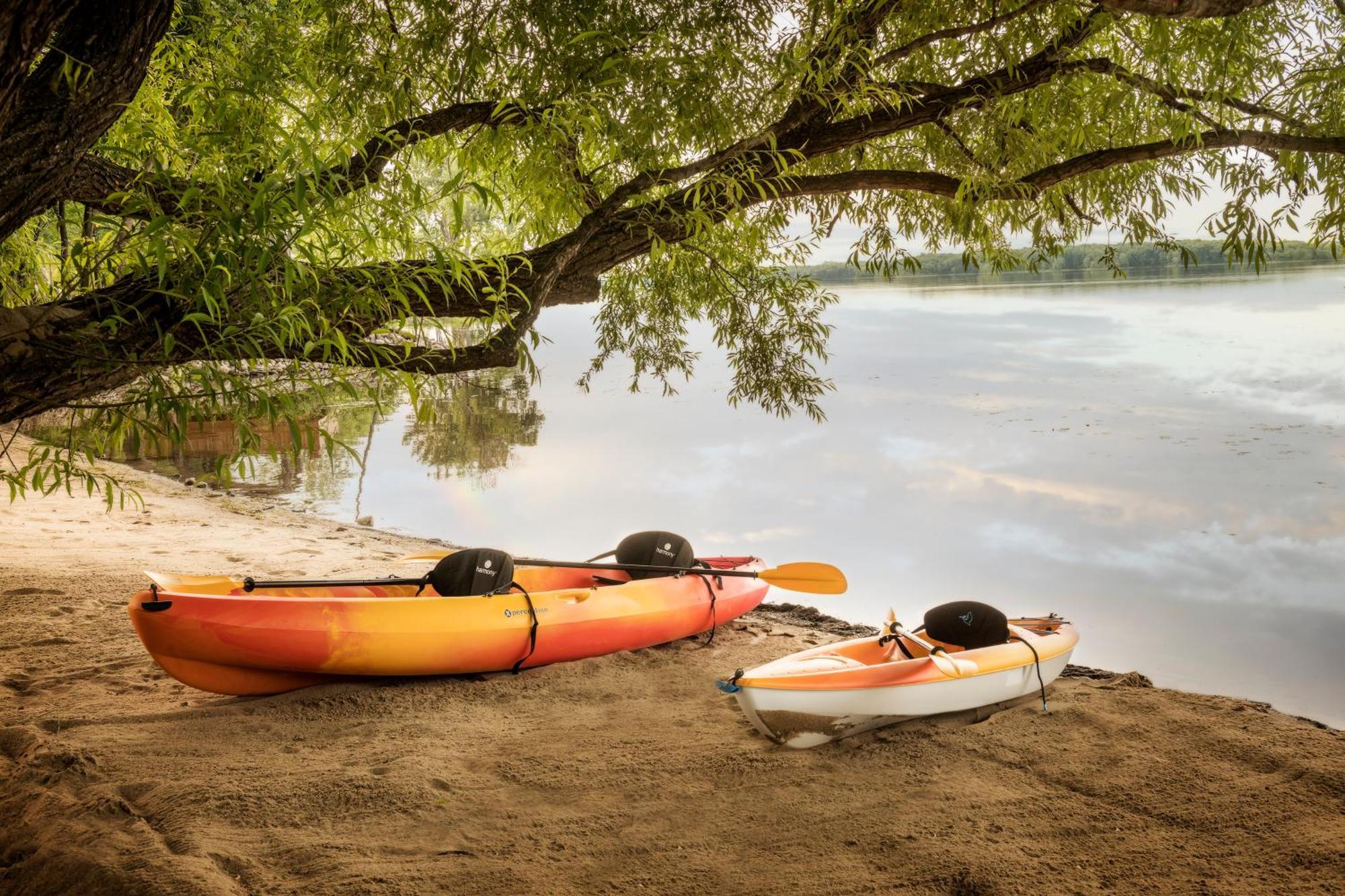 Доотель Стрешнево Водрей Джорион Экстерьер фото Kayaks on the shore of Lake Waconia
