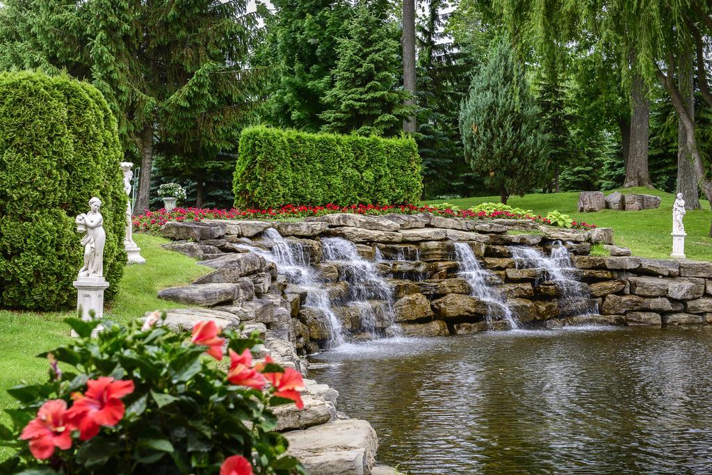 Доотель Стрешнево Водрей Джорион Экстерьер фото The waterfall at the entrance of the gardens