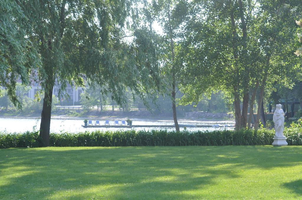 Доотель Стрешнево Водрей Джорион Экстерьер фото The River Thames at the Serpentine Gallery