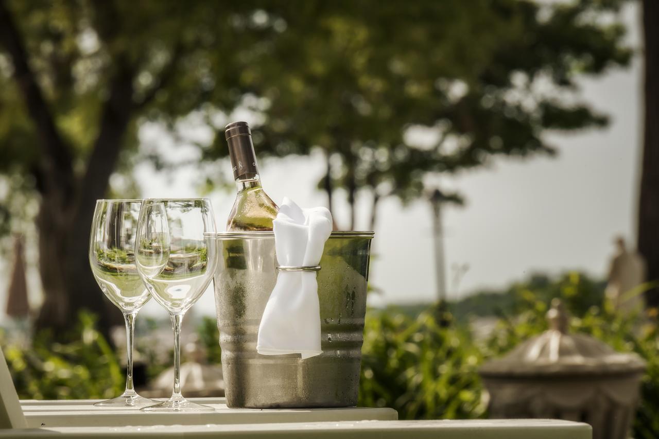 Доотель Стрешнево Водрей Джорион Экстерьер фото A bottle of wine in a wine cooler